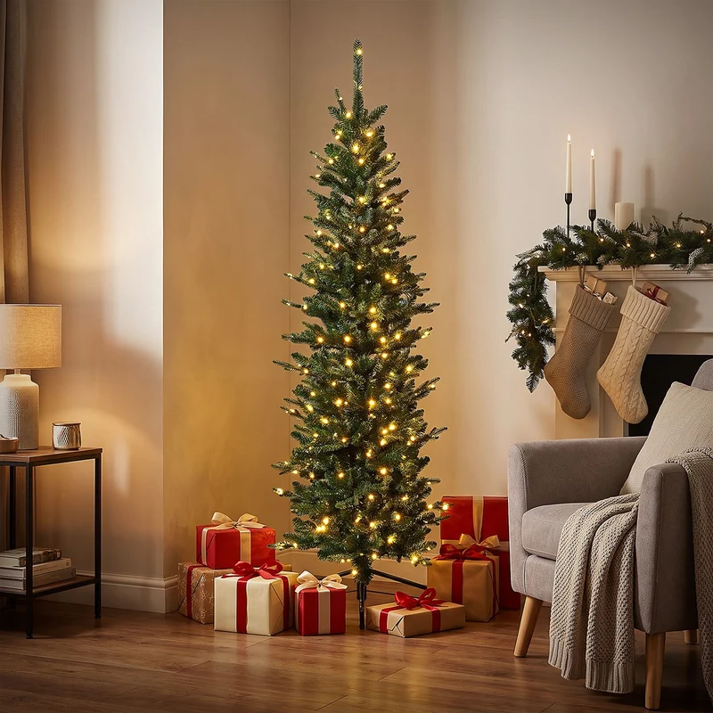 ECD Germany | Künstlicher Weihnachtsbaum Naturgetreu mit Lichterkette Grün Tannenbaum mit Standfuß Weihnachtsdeko Christbaum schmal