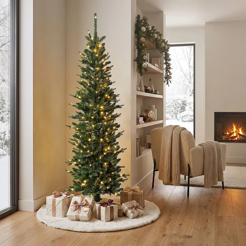 ECD Germany | Künstlicher Weihnachtsbaum Naturgetreu mit Lichterkette Grün Tannenbaum mit Standfuß Weihnachtsdeko Christbaum schmal