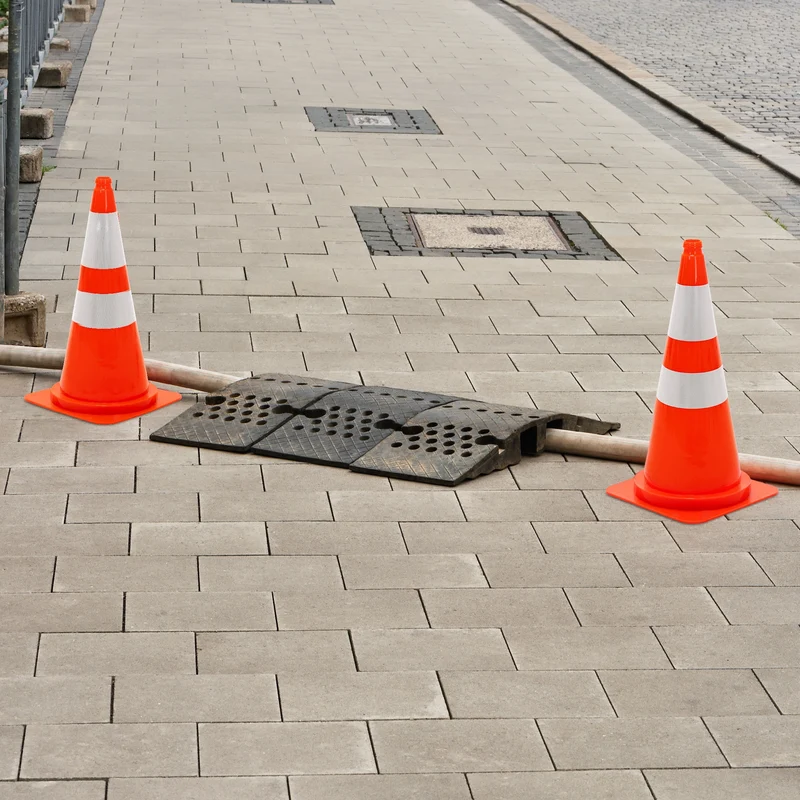 ECD Germany | Pylonen 5er Set groß mit 2 reflektierenden Streifen 75 cm aus PE Orange Verkehrskegel Leitkegel Warnkegel Absperrkegel Verkehrshütchen