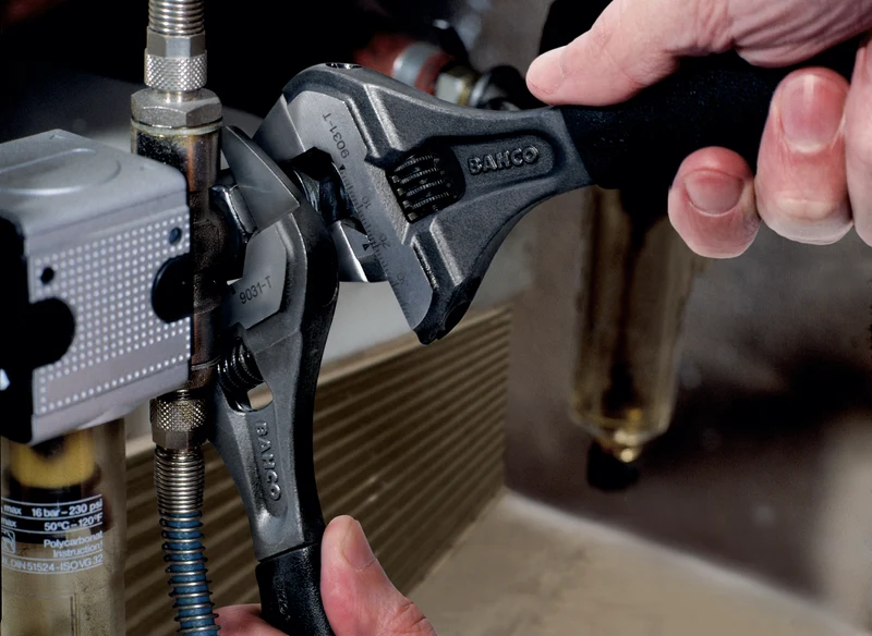 Wide-opening wrench with central nut and fine ERGO™ clamping jaw with rubber grip