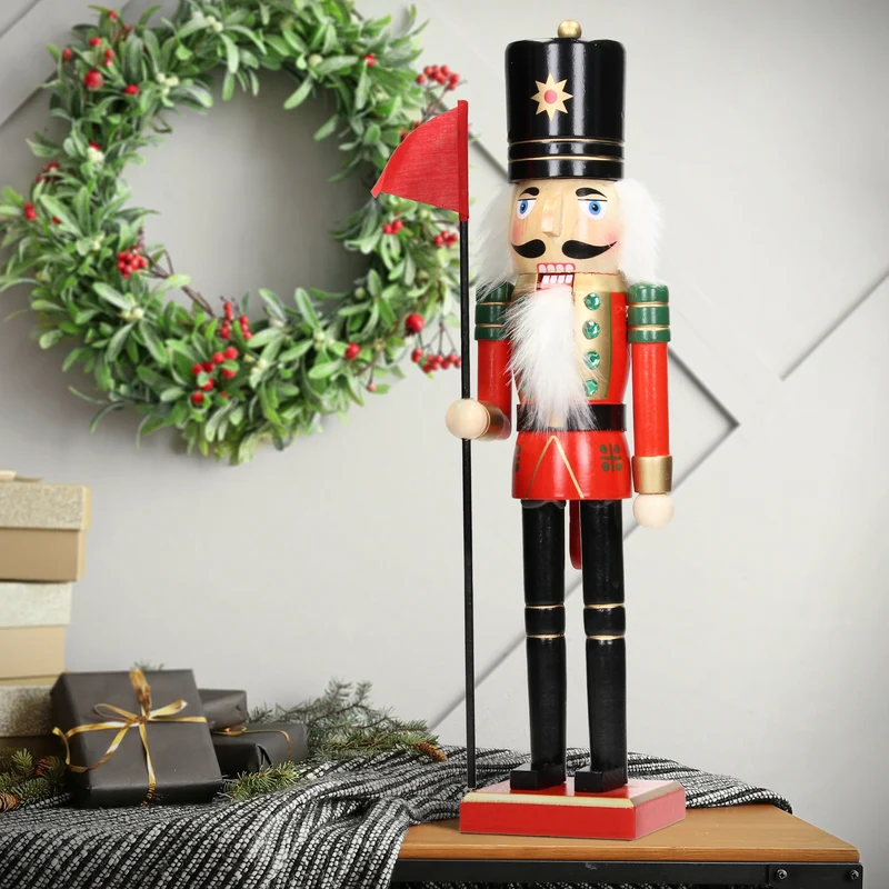 Nussknacker Soldat mit schwarzem Hut und Fahne 38 cm aus Holz